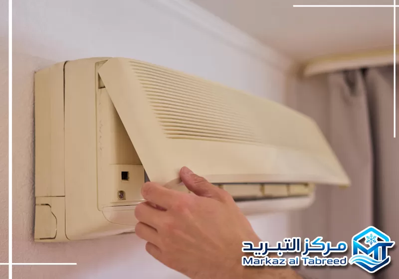 لمعرفة أسباب ضعف تبريد المكيف في الشارقة تواصل مع مركز التبريد 0528414797 فني يفحص سبب ضعف تبريد المكيف داخل منزل في الشارقة