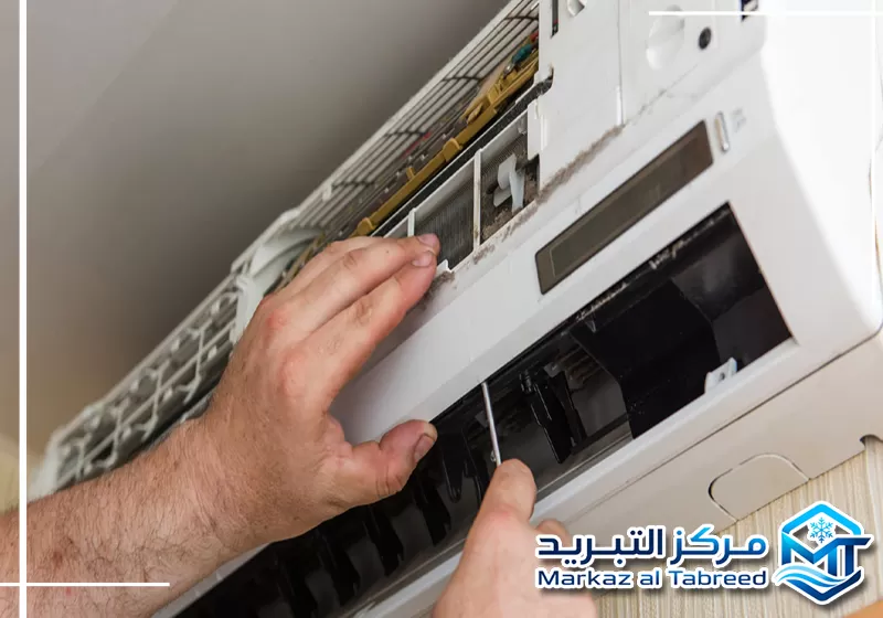 لطلب تركيب مكيفات في الشارقة تواصل مع مركز التبريد على 0528414797 فني يركب مكيف جديد ضمن خدمة تركيب مكيفات في الشارقة