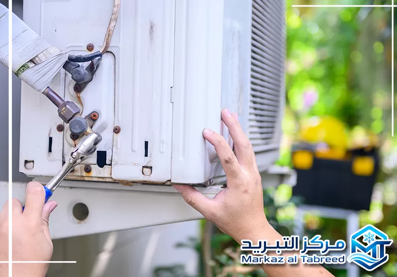 احجز فني فك وتركيب مكيفات من مركز التبريد عبر 0528414797 فك مكيف سبليت وتجهيزه للنقل وإعادة التركيب