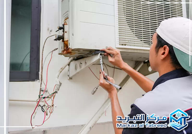 احجز فني صيانة مكيفات من مركز التبريد على 0528414797 فحص مكيف منزلي للكشف عن أسباب ضعف الهواء والتبريد