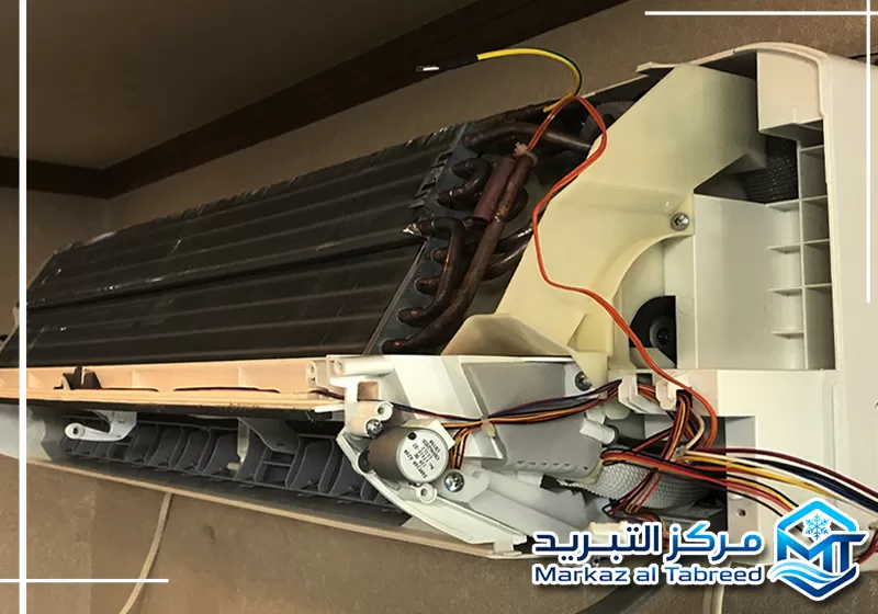 احجز فني تركيب مكيفات من مركز التبريد عبر 0528414797 تركيب مكيف سبليت داخل منزل مع ضبط التثبيت بدقة
