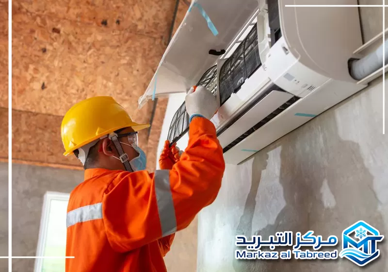 إذا ظهر تسرب من المكيف اتصل بمركز التبريد على 0528414797 تسرب الماء من المكيف من العلامات التي تحتاج فني تكييف