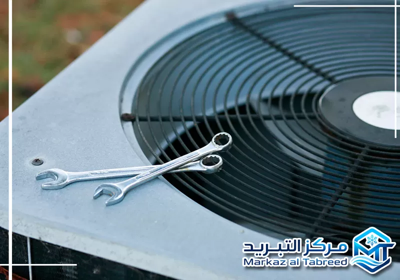 تواصل مع مركز التبريد لخدمة فني مكيفات على 0528414797 فني مكيفات يراجع التوصيلات ويفحص أجزاء الوحدة الخارجية