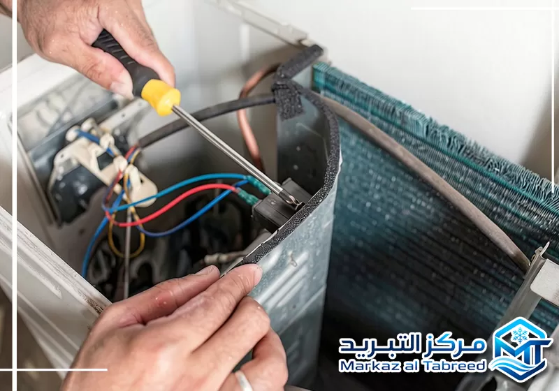 تواصل مع مركز التبريد لخدمة فني مكيفات على 0528414797 فني مكيفات يراجع التوصيلات ويحدد سبب العطل