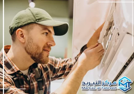 متى تحتاج إلى فني تكييف في الشارقة بدل محاولة إصلاح العطل بنفسك؟
